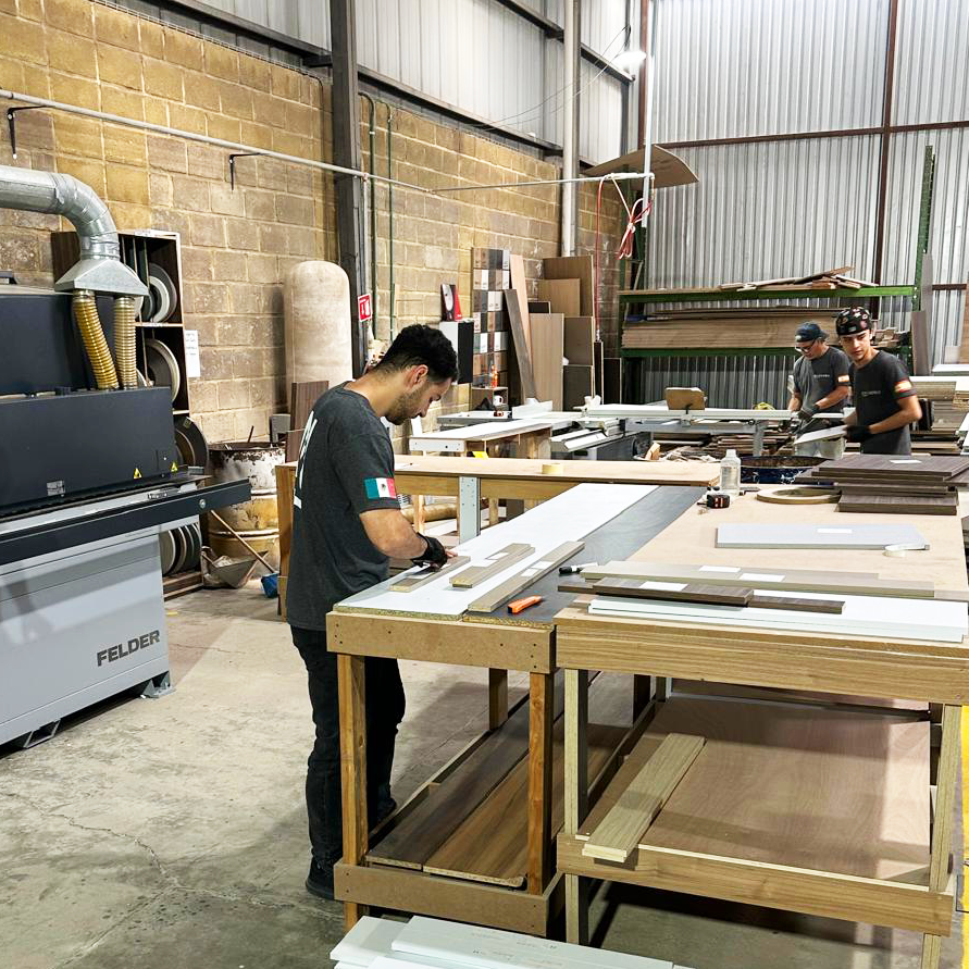 Proceso de fabricación de cocinas en la fábrica Madueño  con carpintería y ensamblado de muebles
