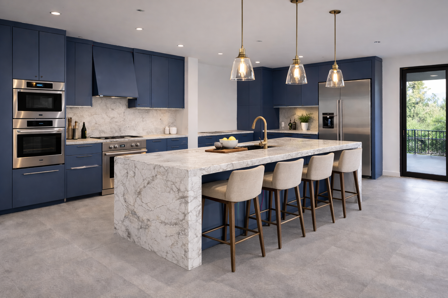 Cocina moderna con gabinetes en tono azul, isla con cubierta de mármol y barra integrada