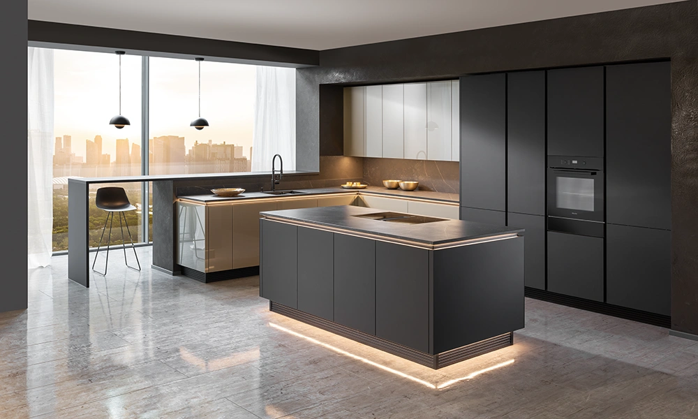 Cocina moderna en tonos oscuros con isla central e iluminación inferior