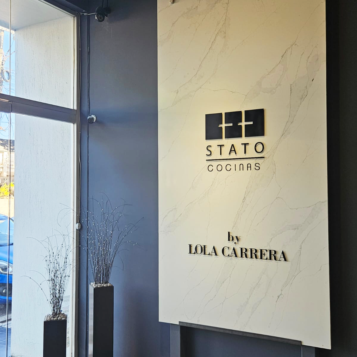 Showroom de STATO Cocinas con placa de granito y diseño moderno en exhibición