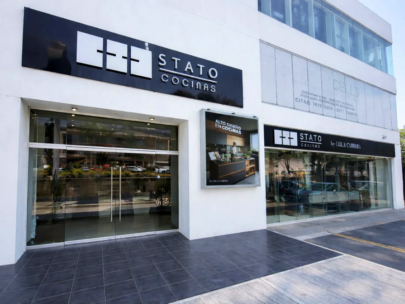 Fachada de showroom de STATO Cocinas con acceso principal y letrero visible